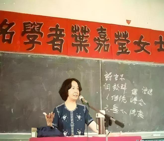 Kaiyun体育网站：叶嘉莹灵堂外排长队72岁女儿几月不见苍老许多单薄背影惹人疼(图3)